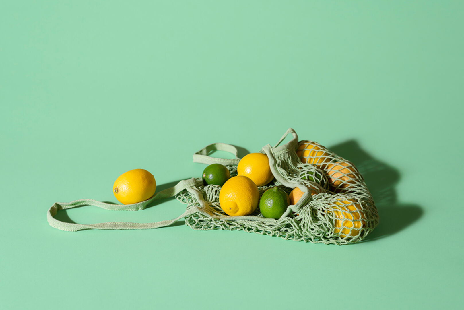 Ein Netz voller Zitrusfrüchte | Credit: iStock.com/Say-Cheese