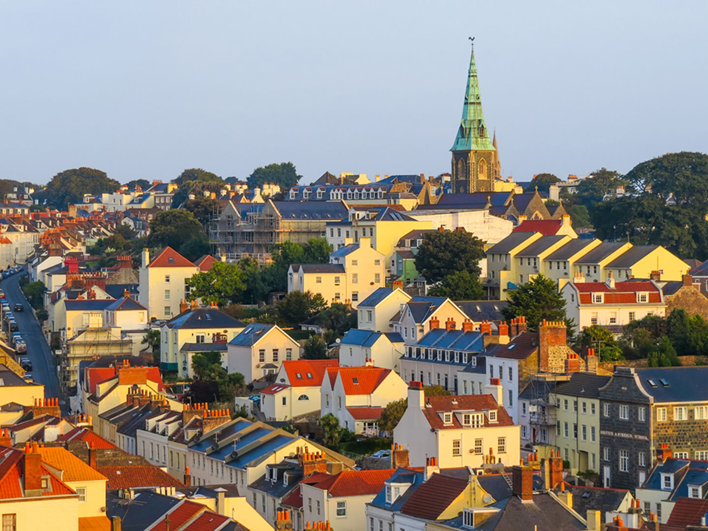 Saint Peter Port bei Sonnenaufgang | Credit: iStock.com/Arndale