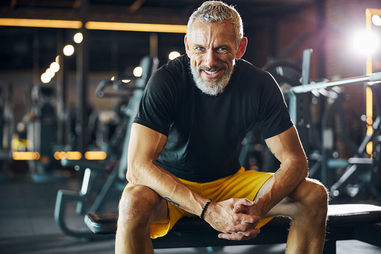 Reiferer Mann im Fitnessstudio | Credit: iStock.com/:yacobchuk