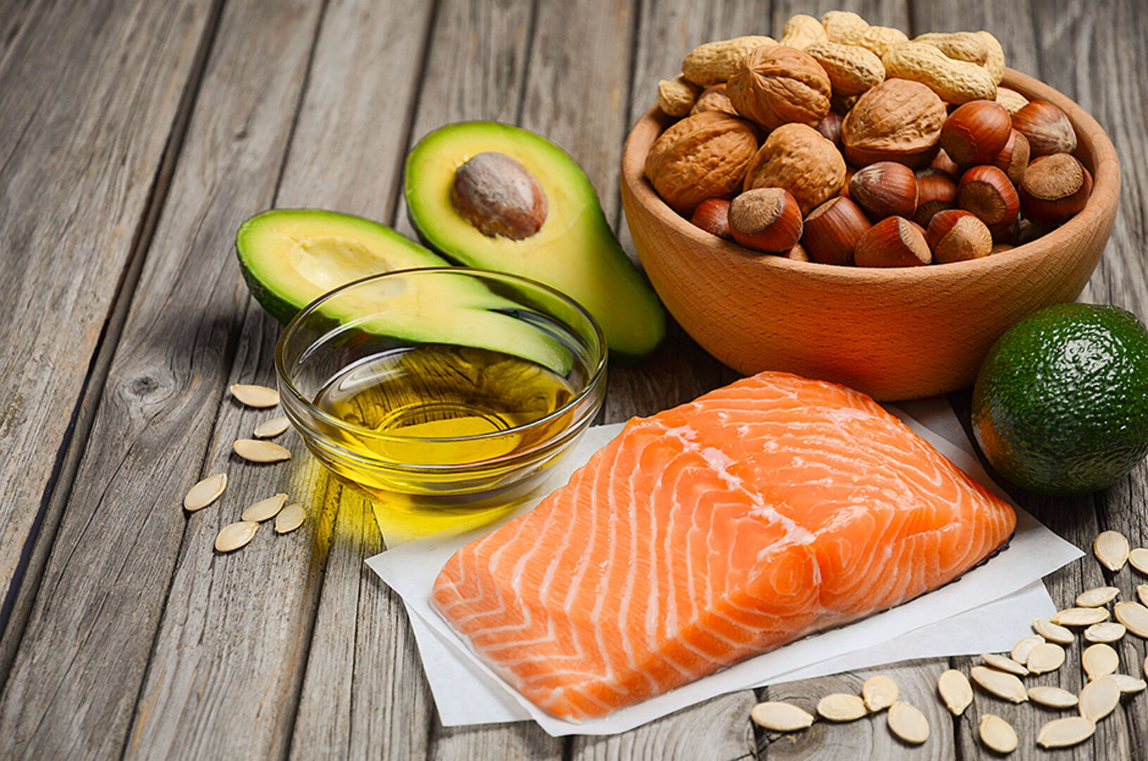 Lachs, Avocado und Nüsse | Credit: iStock.com/JulijaDmitrijeva