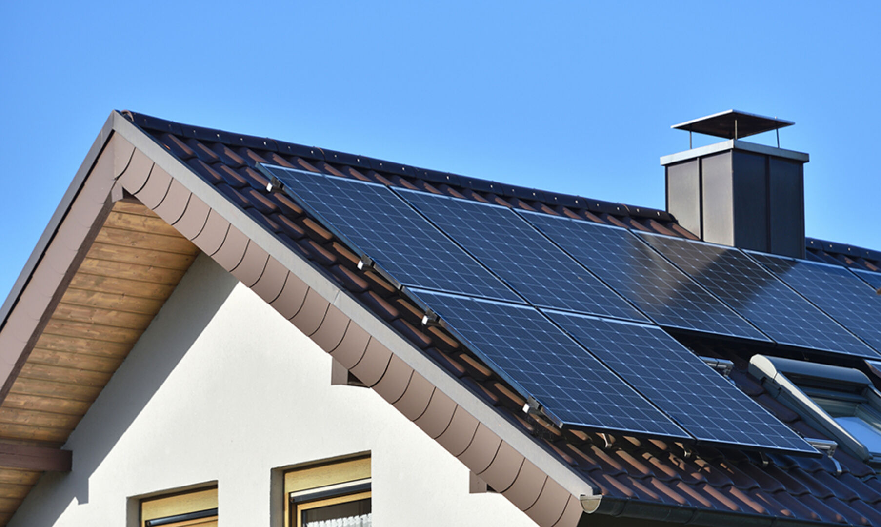 Dach mit Solarmodulen | Credit: iStock.com/Pridannikov