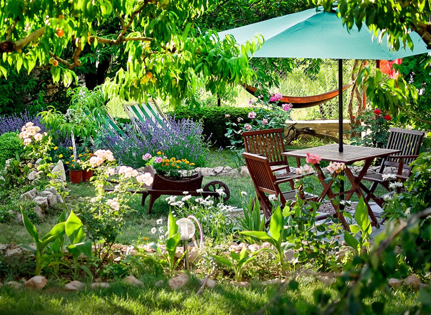 Gemütliche Sitzecke im Garten an einem schattigen Plätzchen | Credit: iStock.com/rvbox