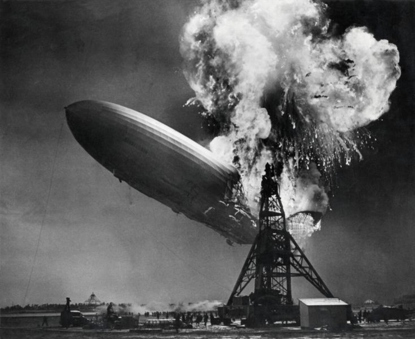 Historische Schwarz-Weiß-Aufnahme des Luftschiffes Hindenburg, das beim Landeanflug in Flammen aufgeht