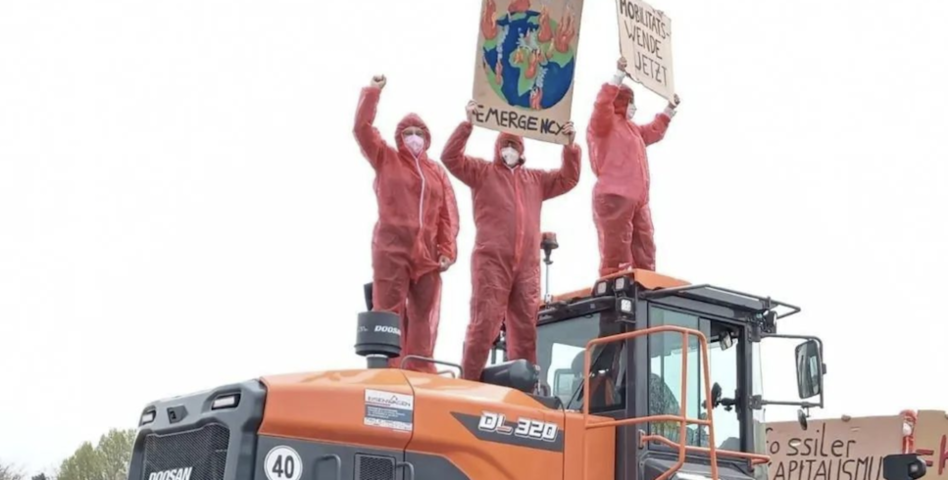 Baustellenbesetzer auf einem Bagger | Credit: www.instagram.com/campenfuerdielobau/Lobau? Bleibt!