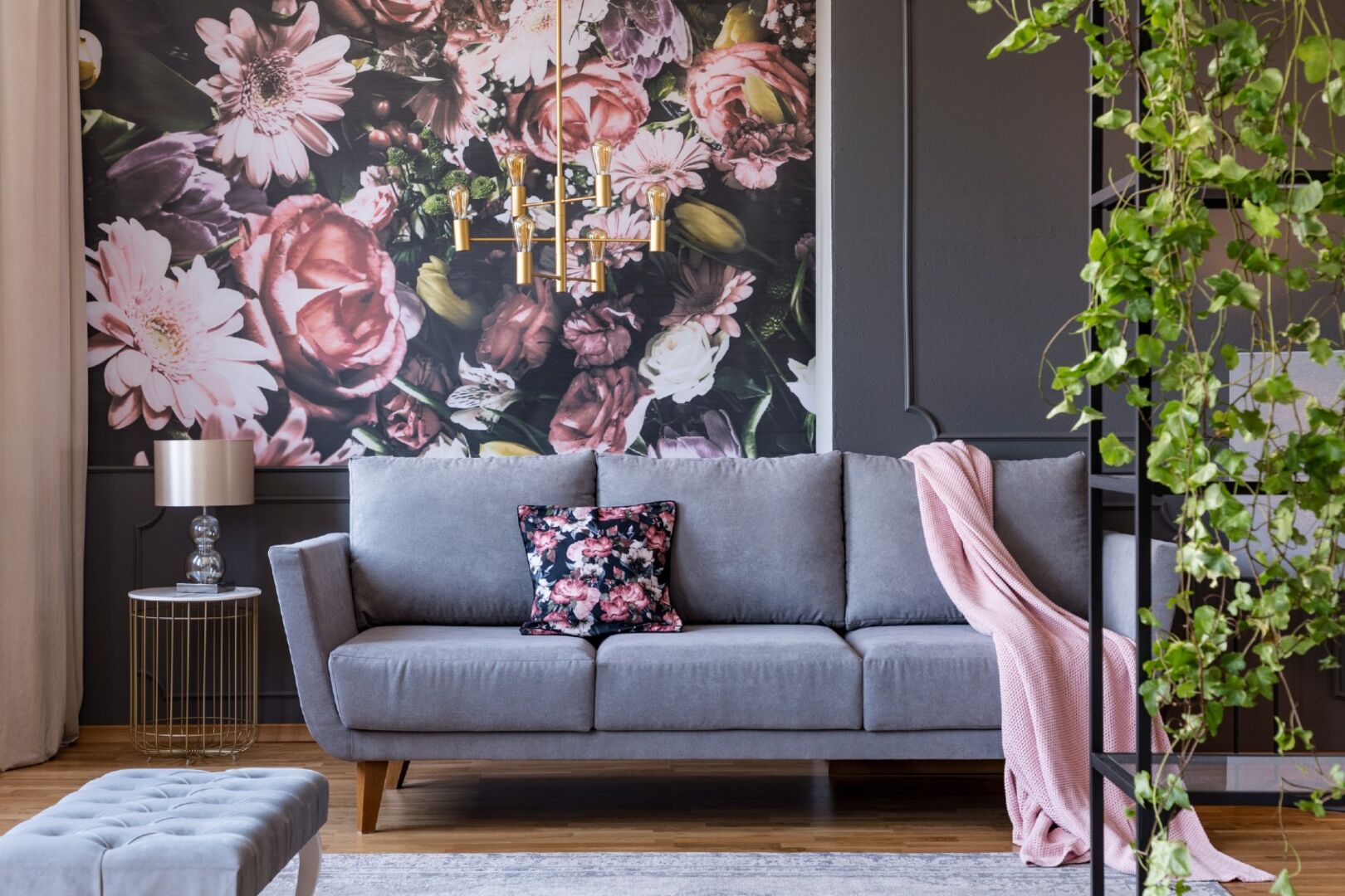 Sofa steht vor tapezierter Wand | Credit: iStock.com/KatarzynaBialasiewicz