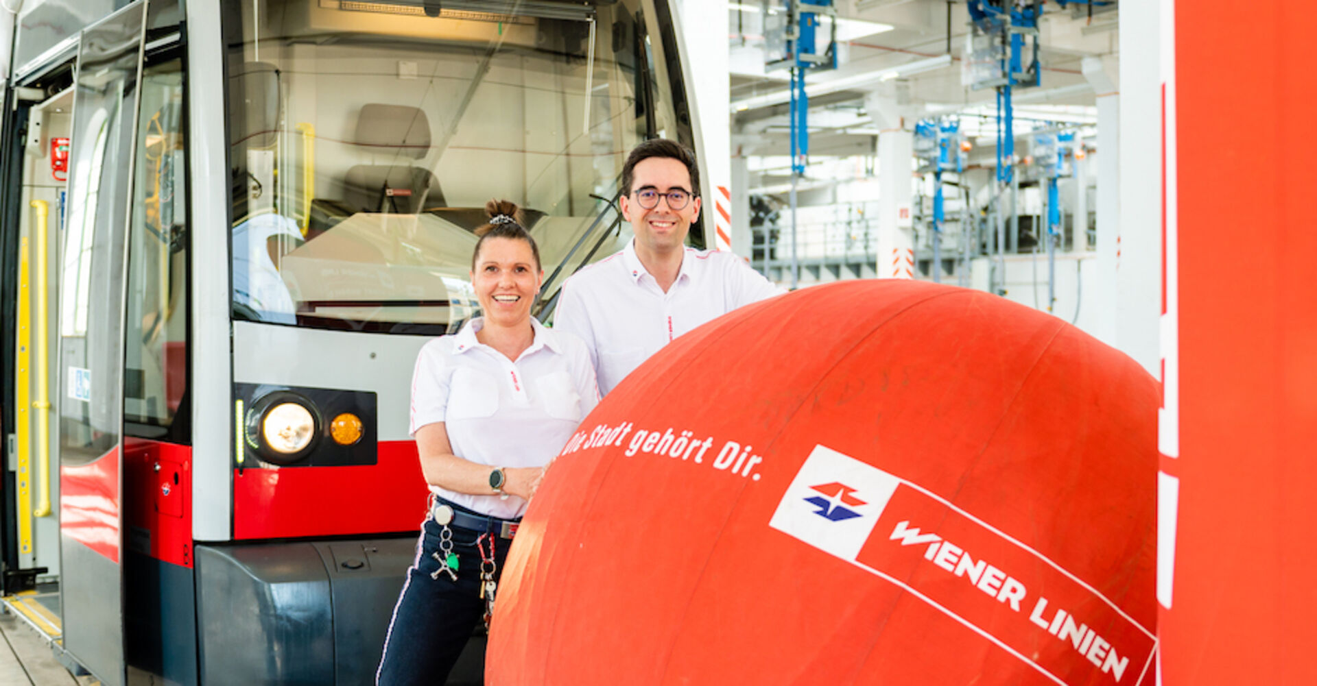 Die Straßenbahn-Fahrer Catrina Markovic und David Benkö | Credit: Christian Dusek/Wiener Linien