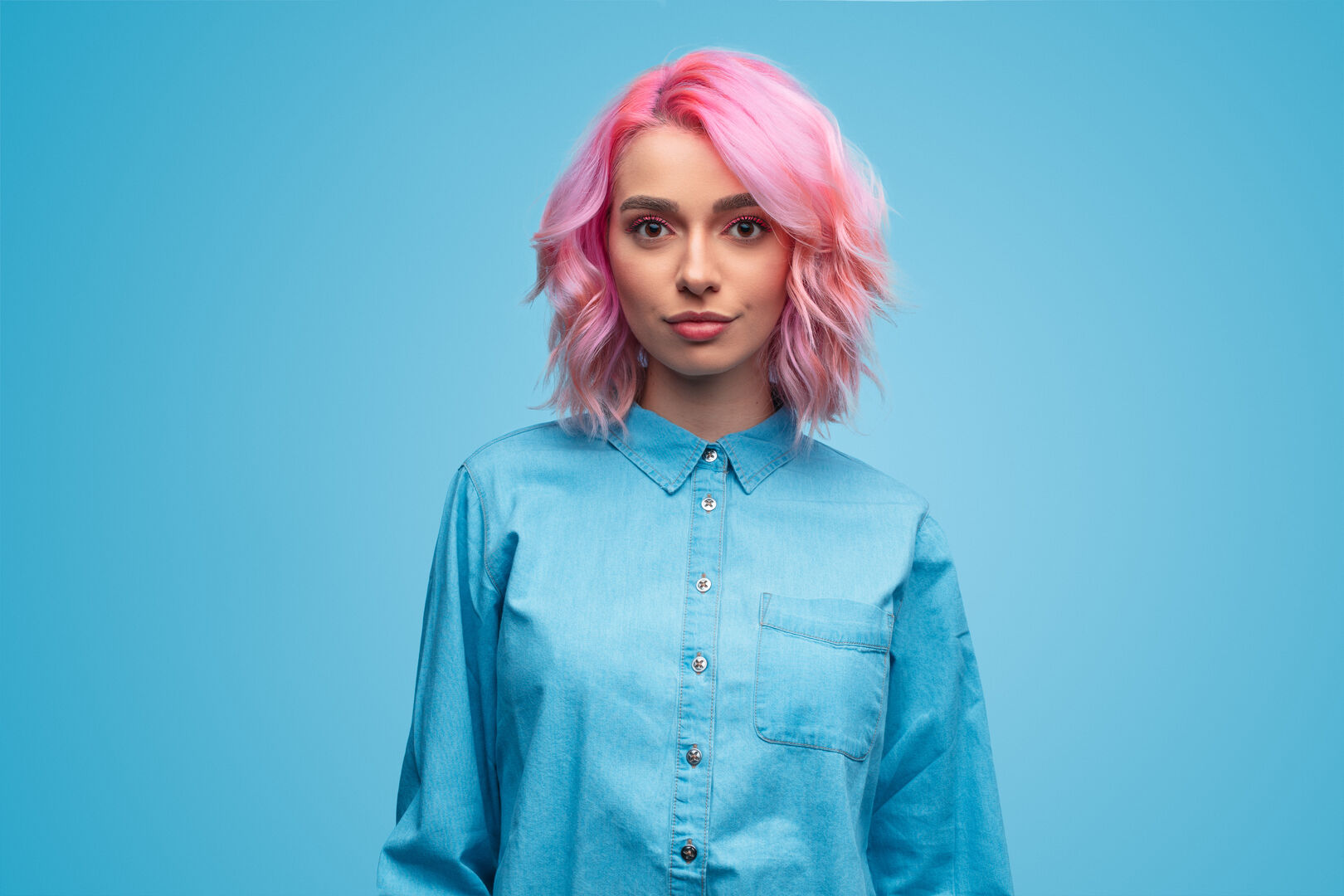Frau mit pinken Haaren