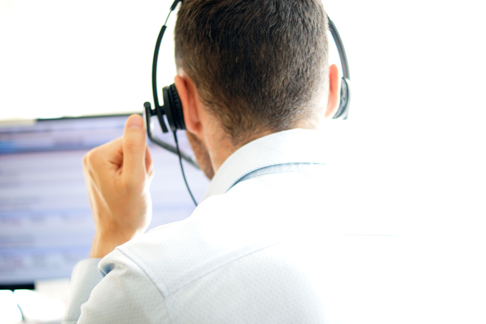Mann arbeitet bei einer Hotline