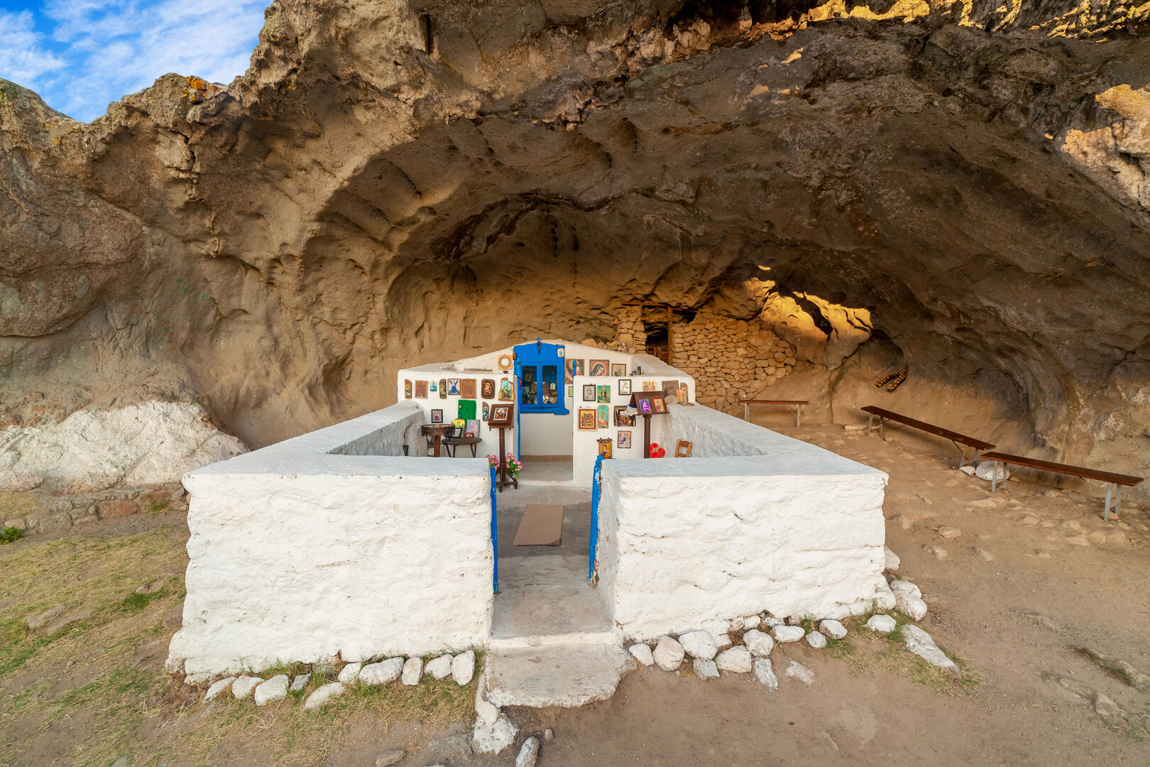 Höhlenkapelle Panagia Kakaviotissa | Credit: iStock.com/nplion
