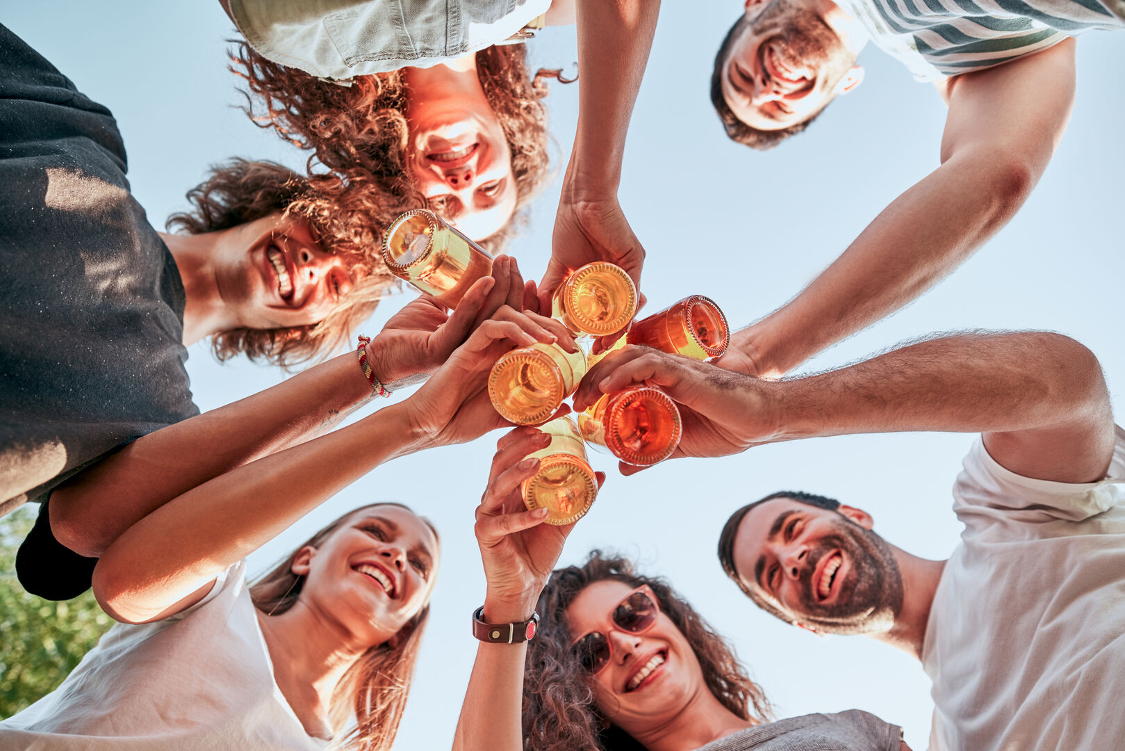 Beste Stimmung unter Freunden | Credit: iStock.com/Harbucks