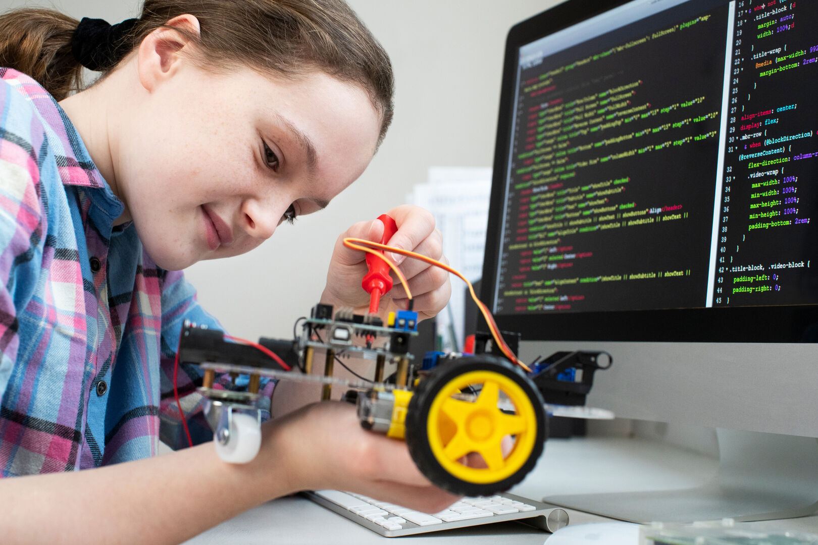 Für Technik-Freaks: Roboter bauen. | Credit: iStock.com/Daisy-Daisy
