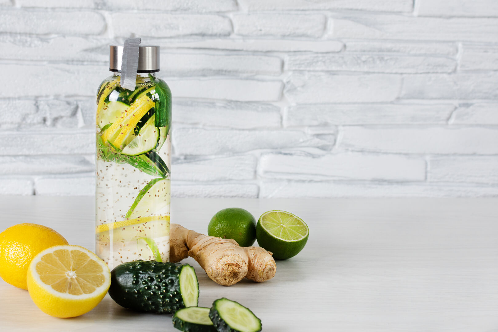 Wasser lässt sich mit Zitrone, Gurke und Ingwer anreichern. | Credit: iStock.com/Inna Dodor