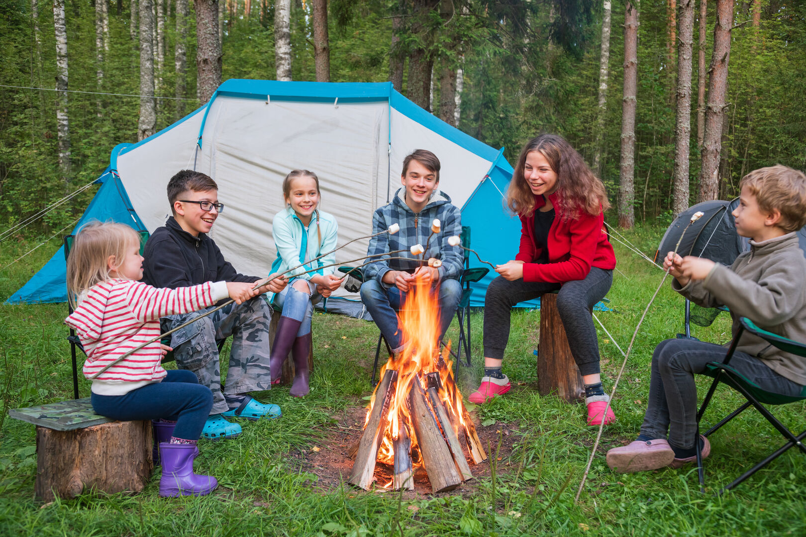 Abenteuer-Camp in der Natur | Credit: iStock.com/naumoid