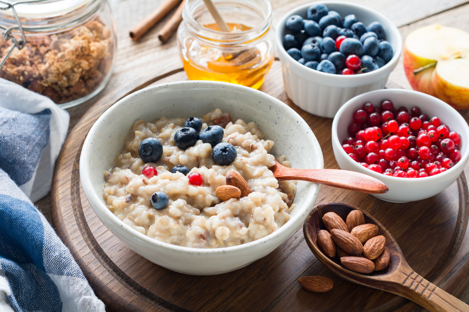 Gestärkt in den Tag mit einem Haferflocken-Beeren-Müsli | Credit: iStock.com/ Arx0nt