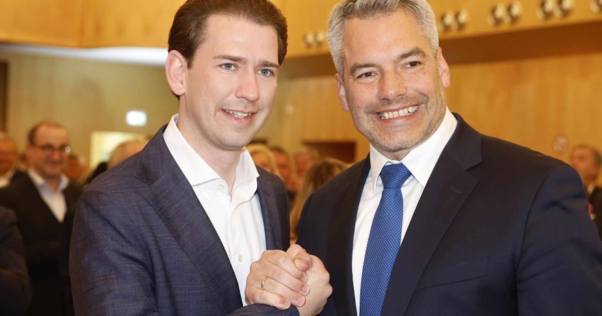 Sebastian Kurz und Karl Nehammer demonstrieren Einigkeit beim Handshake
