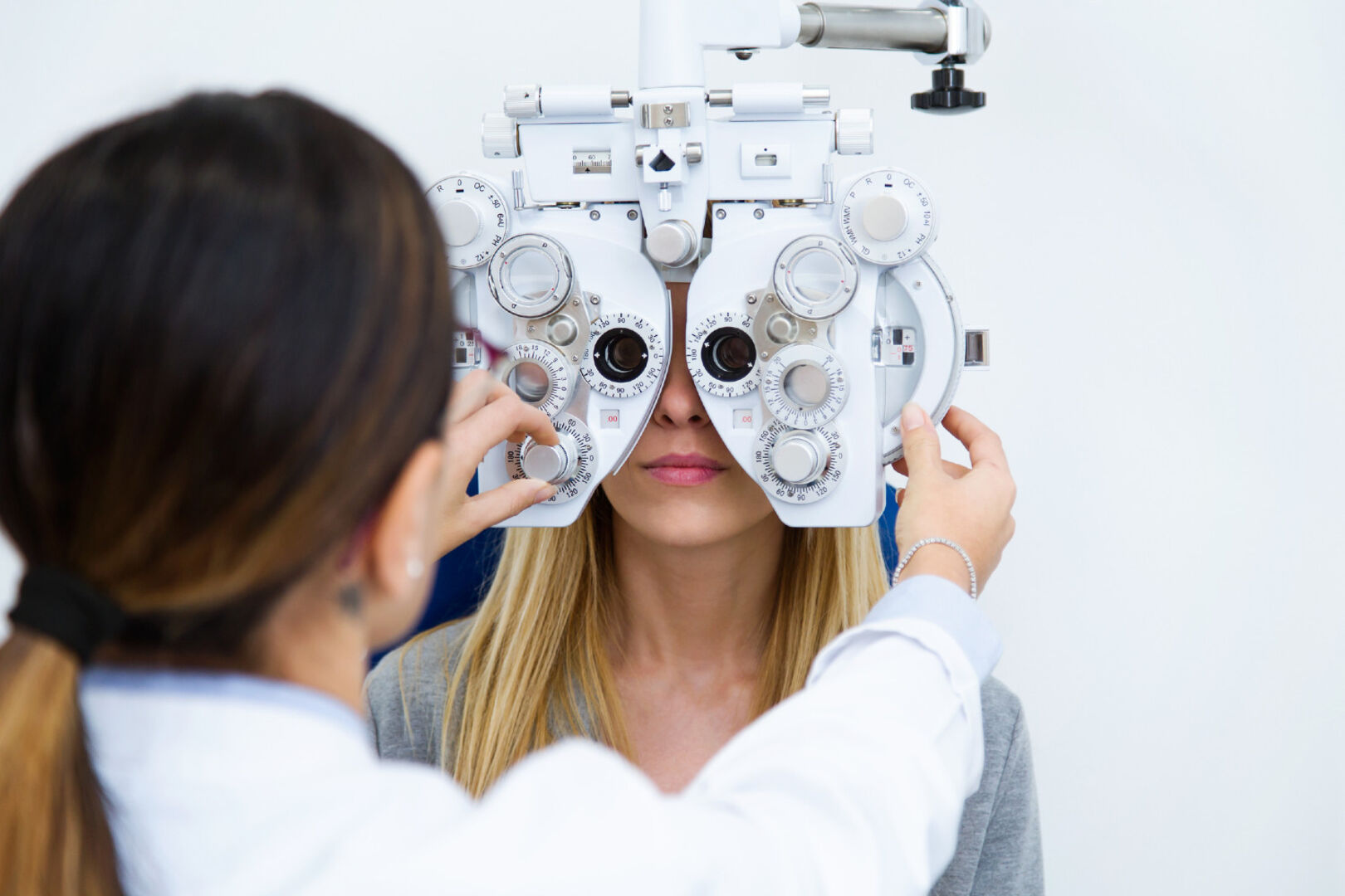 Frau beim Sehtest | Credit: iStock.com/nensuria
