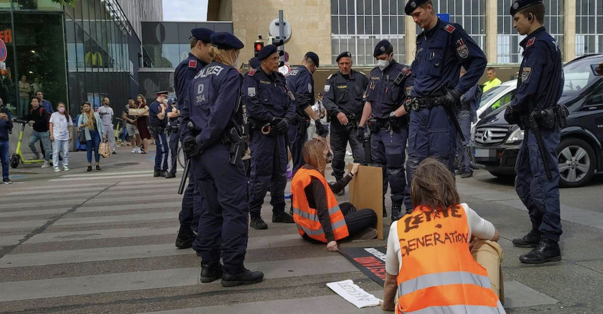 Straßenblockade vor dem Wiener Westbahhof| Credit: Letzte Generation AT