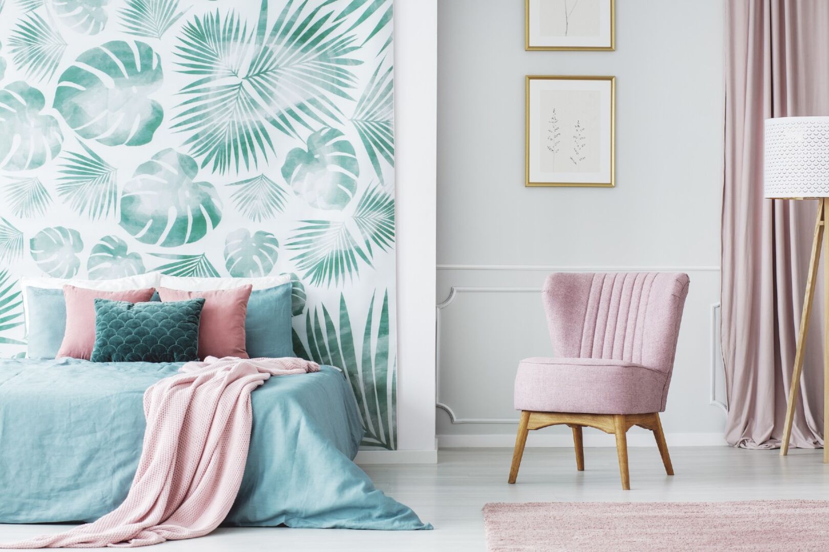 Schlafzimmer mit Tapetenwand | Credit: iStock.com/KatarzynaBialasiewicz