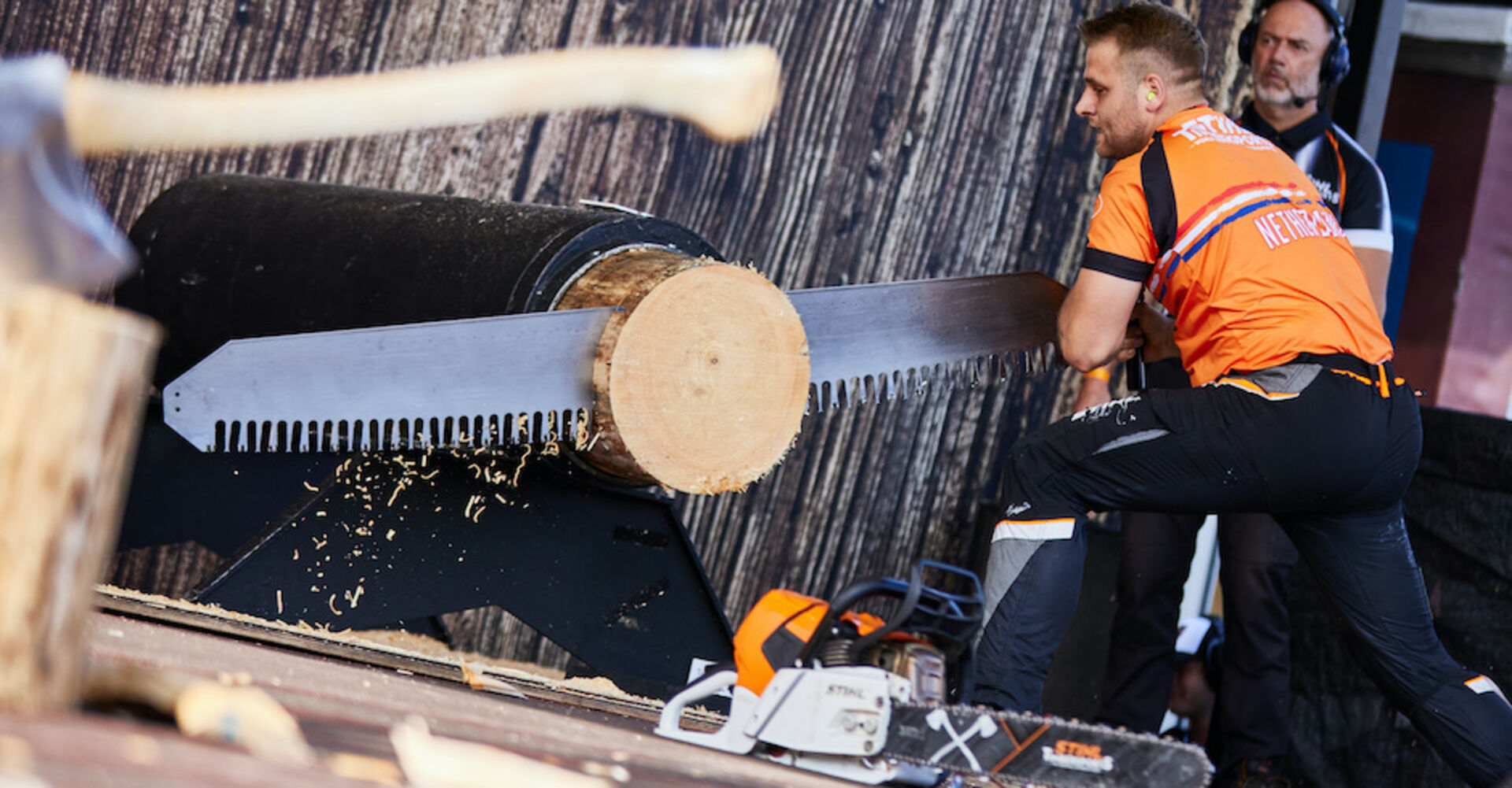 Wettkämpfer zersägt einen Baumstamm| Credit: Andreas Langreiter/Limex Images