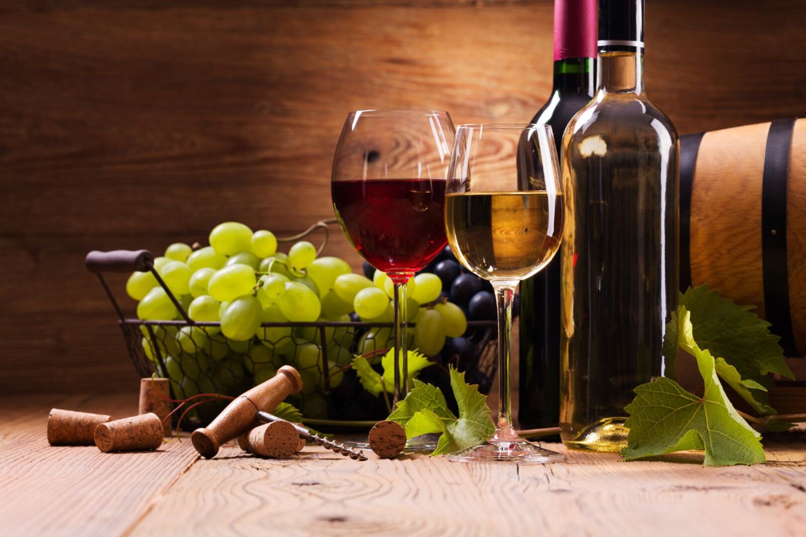 Weintrauben mit zwei Weingläser | Credit: iStock.com/gkrphoto