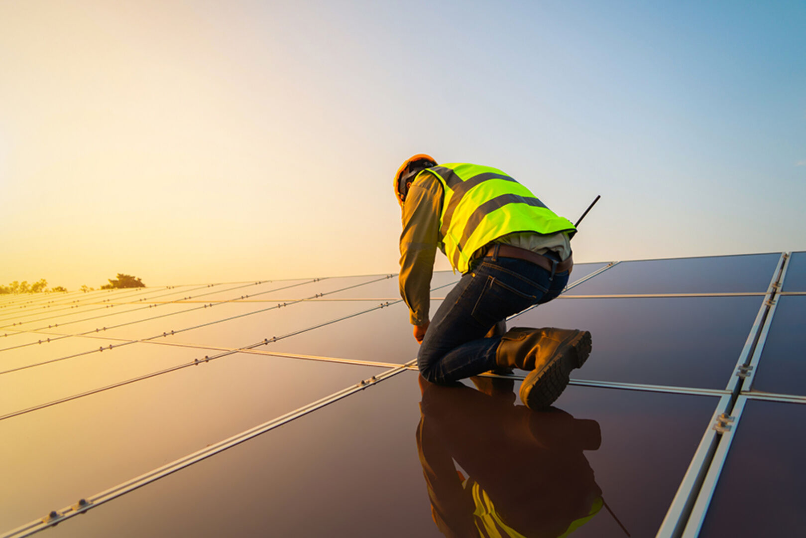 Monteur bei der Wartung einer Photovoltaik-Anlage | Credit: iStock.com/tampatra