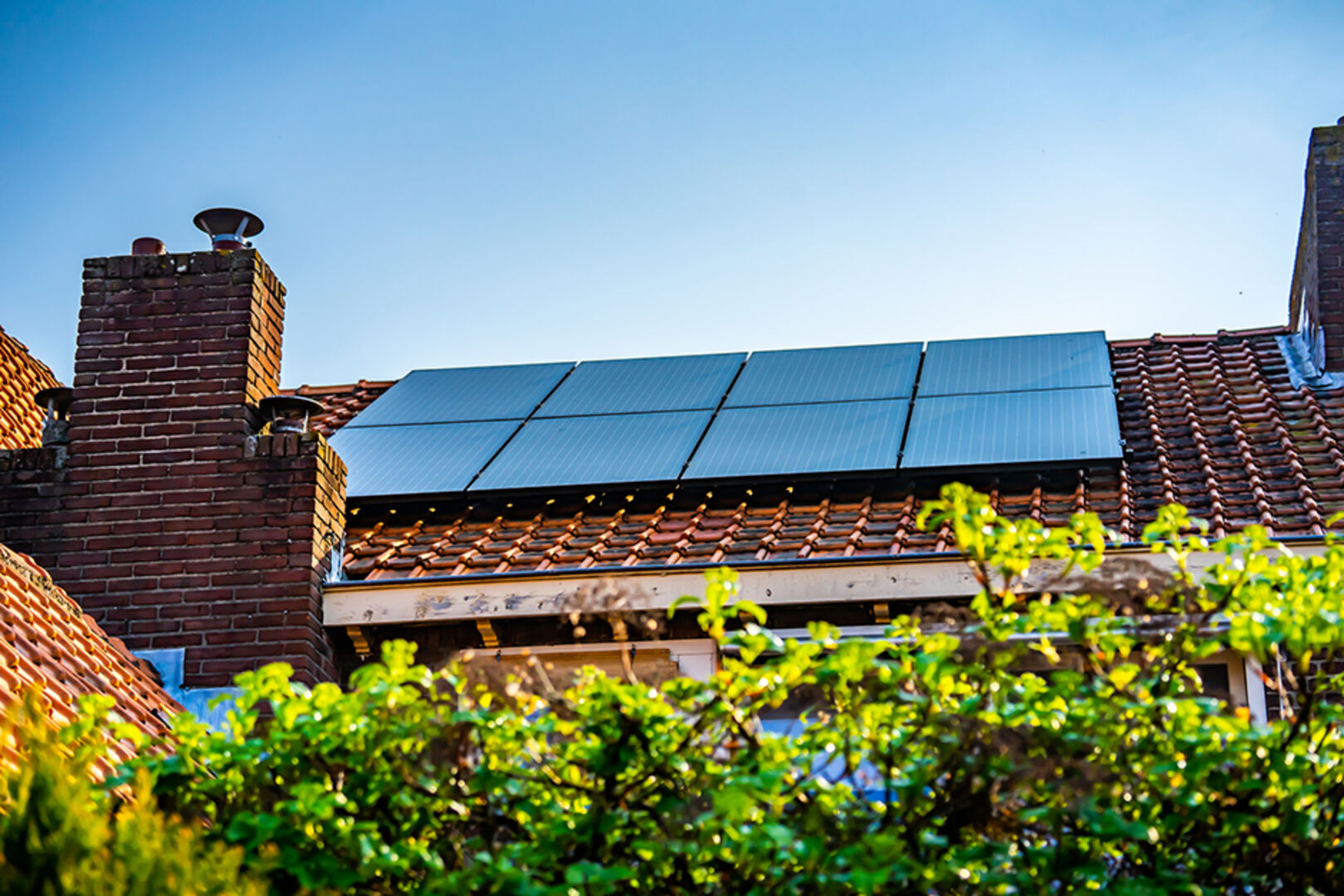Dach mit Solarmodulen | Credit: iStock.com/Elco van Berkel