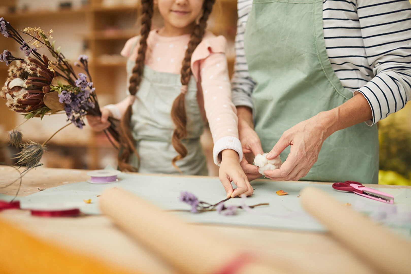 Junge Mutter und ihre Tochter beim Blumenpressen | Credit: iStock.com/SeventyFour