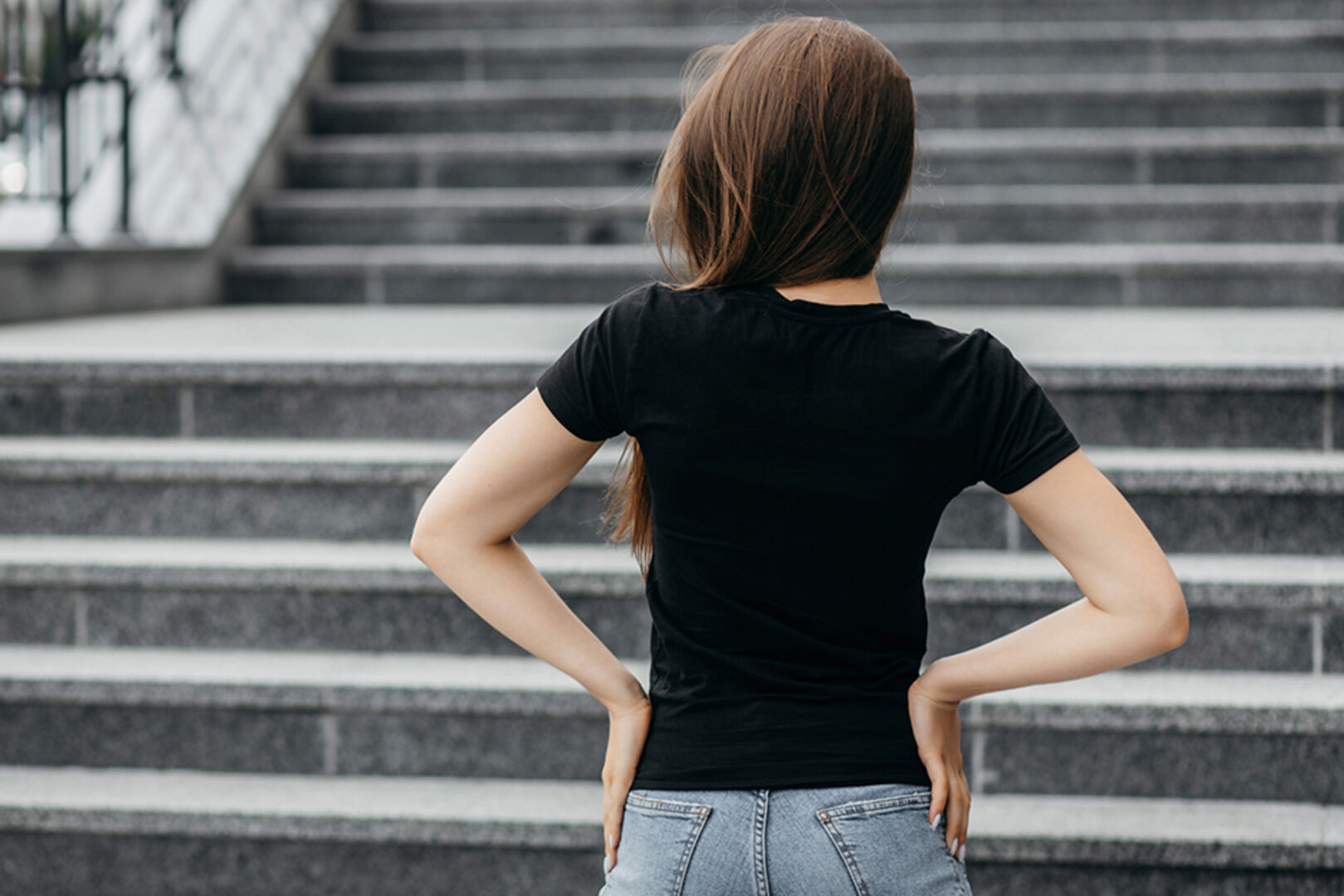 Junge Frau von hinten in schwarzem T-Shirt | Credit: iStock.com/Andrey Grigoriev