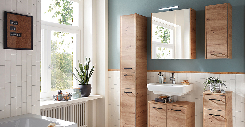 Schönes zeitloses Badezimmer in Holzoptik | Credit: XXXLutz
