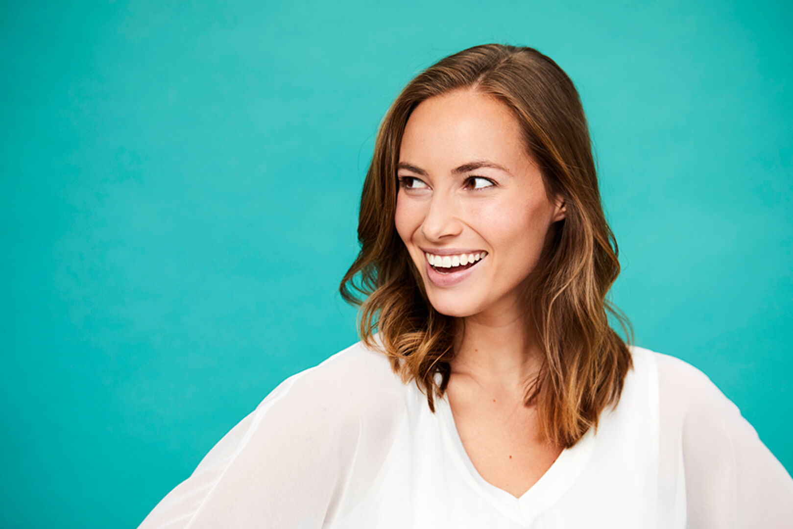 Junge Frau mit gesunden weißen Zähnen | Credit: iStock.com/SanneBerg
