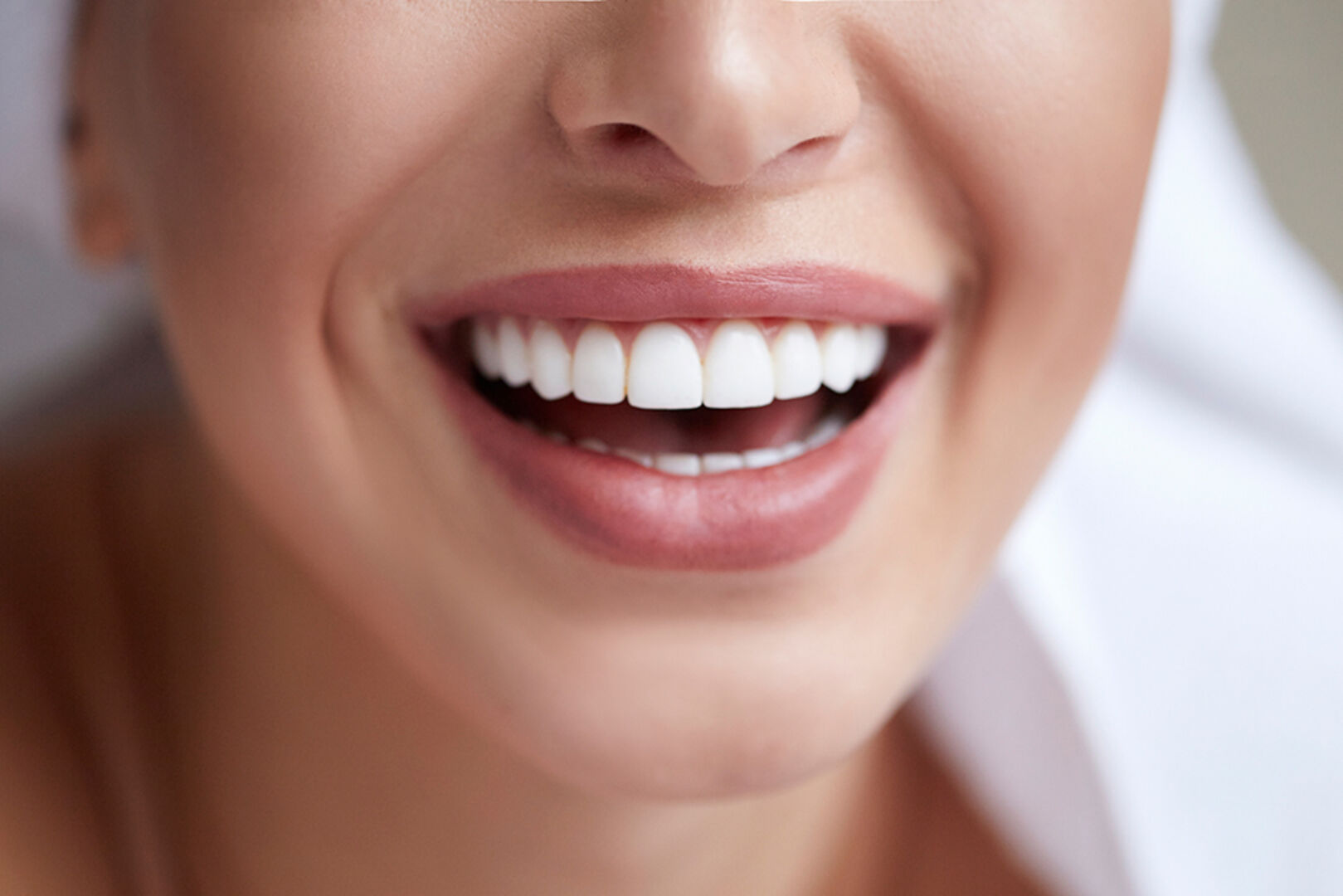Junge Frau mit strahlenden Zähnen | Credit: iStock.com/Viktoria Ovcharenko