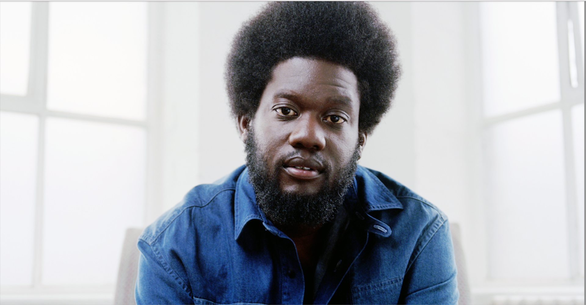 Porträt im blauen Hemd