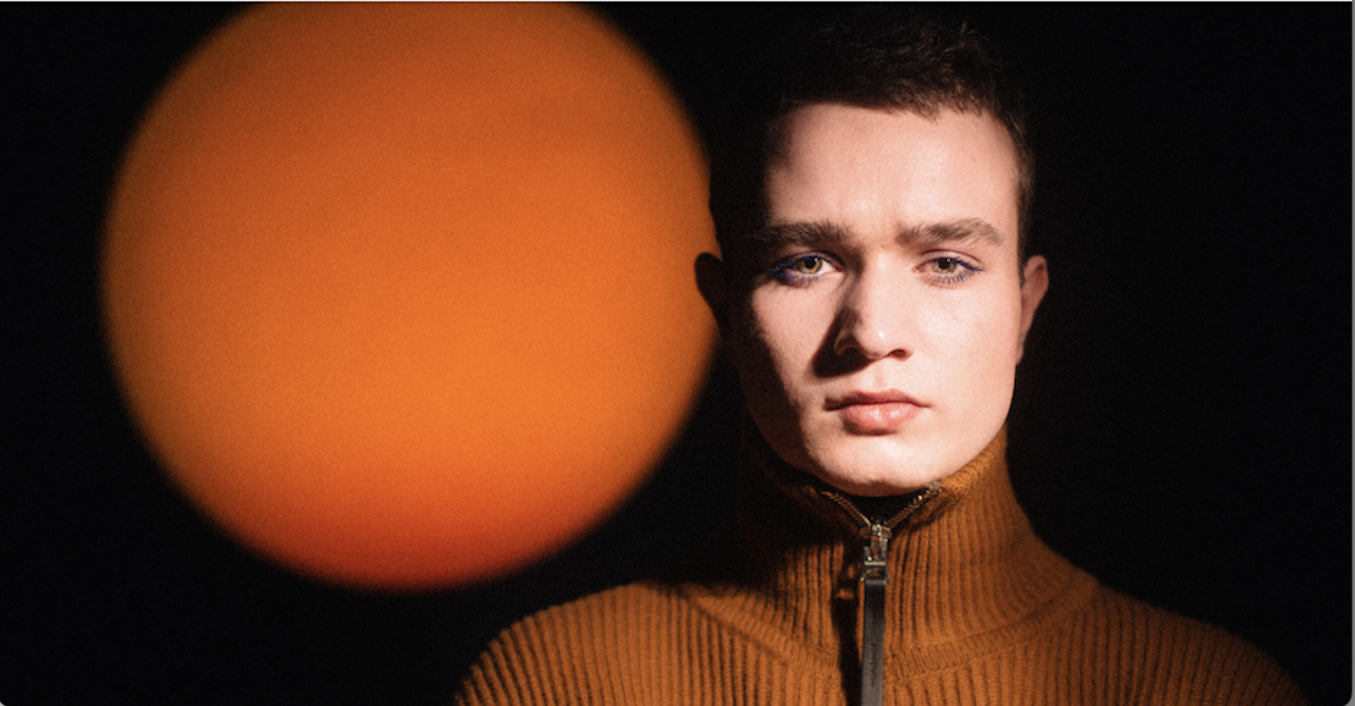 Porträt vor künstlichem orangen Mond