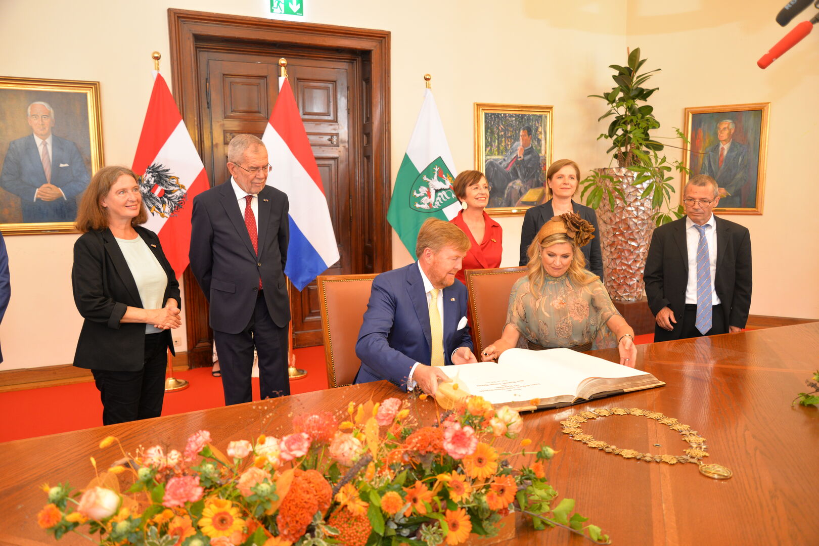 Der König und die Königin trugen sich in das Goldene Buch der Stadt Graz ein.