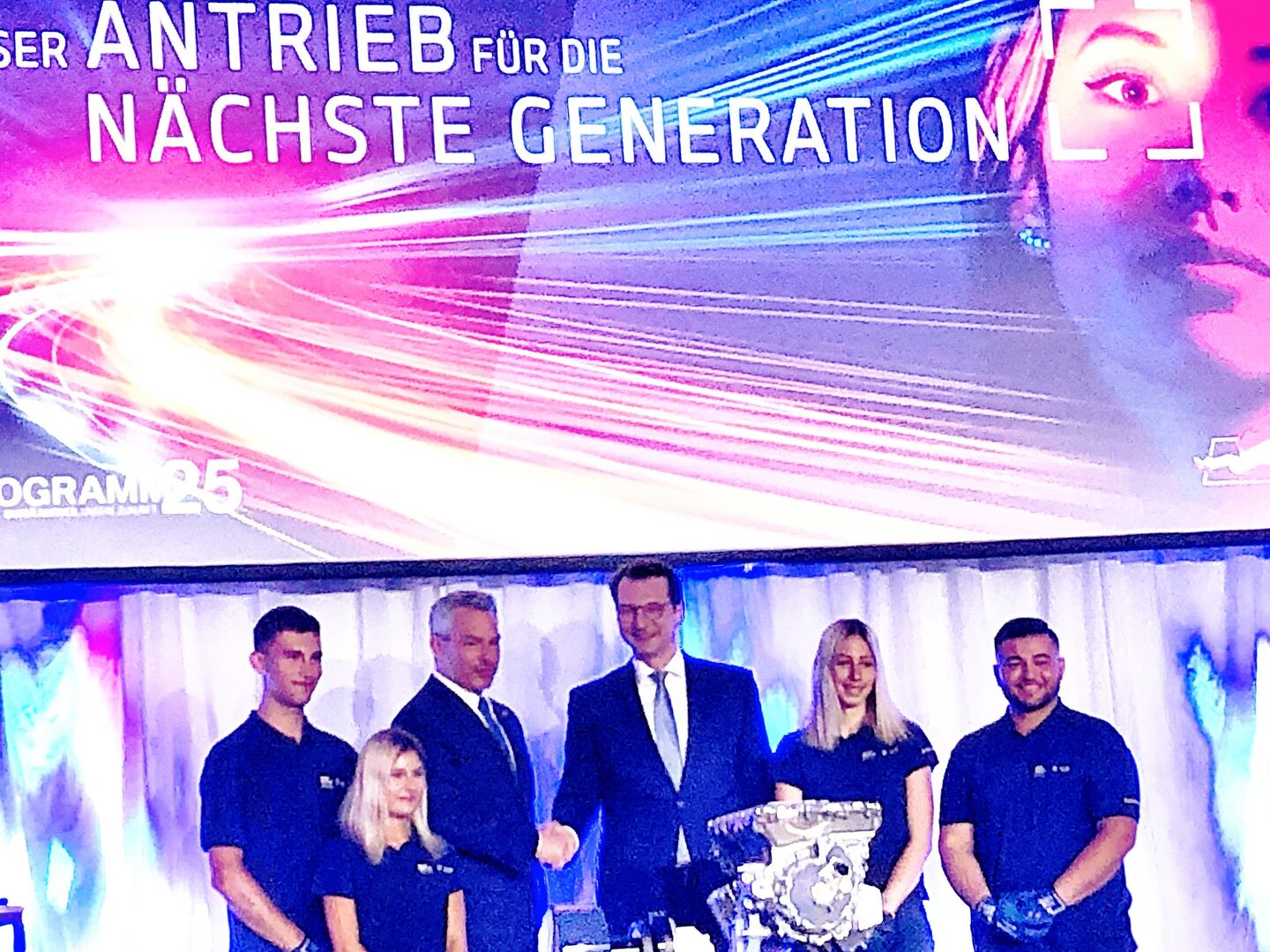 Nehammer und Nedeljkovic montieren den ersten E-Antrieb