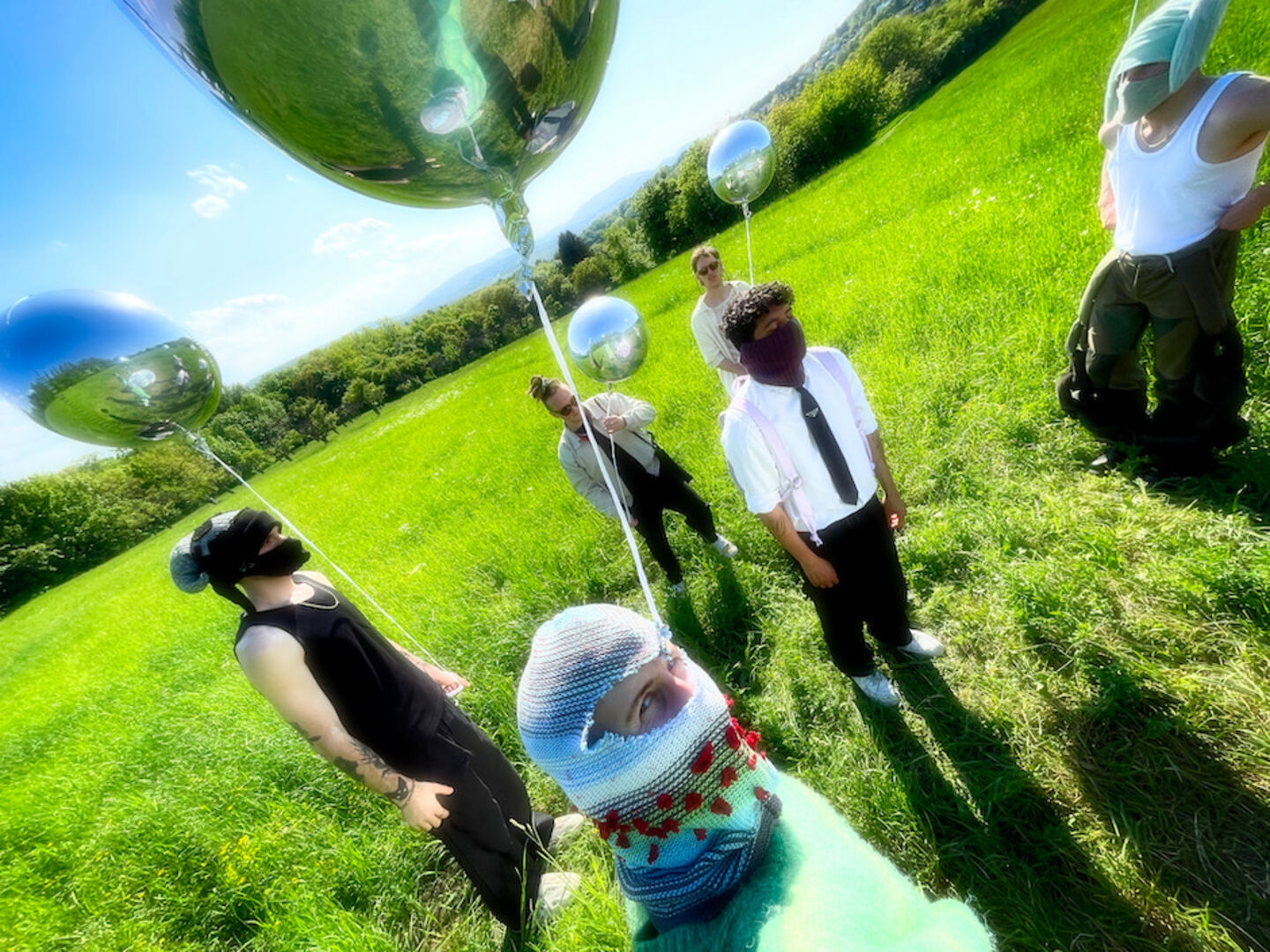 Band, Wiese, Luftballons