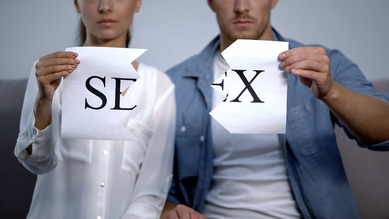 Mann und Frau zerreissen ein Blatt Papier | Credit: iStock.com/Motortion