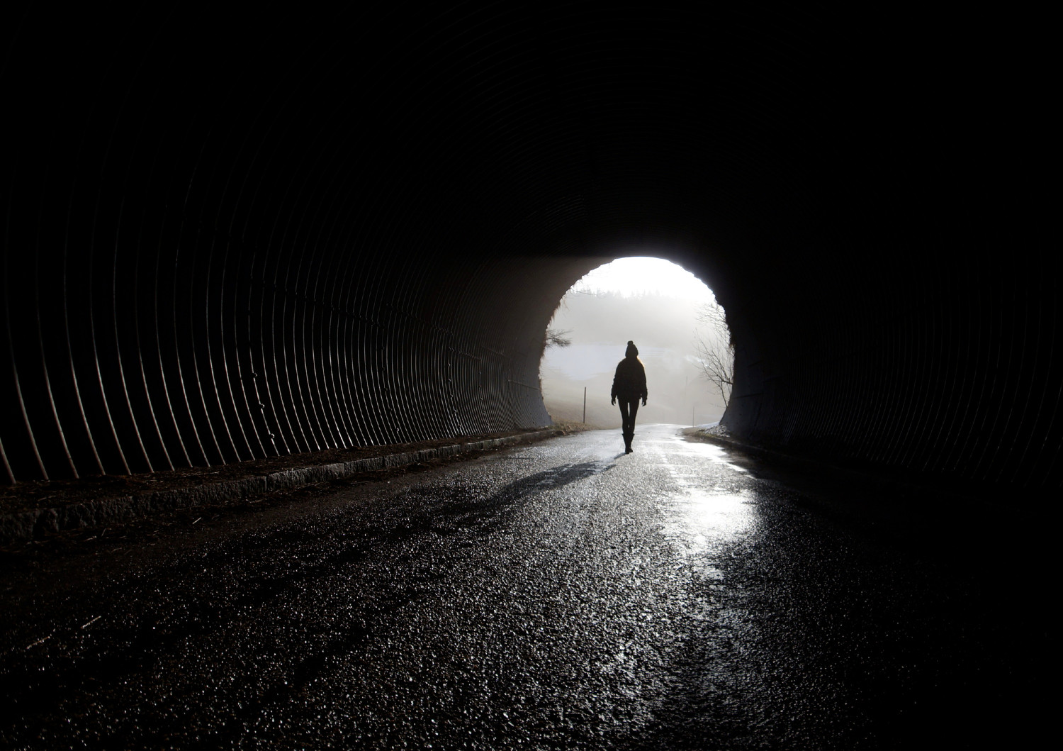 Ein Mensch steht allein im Tunnel | Credit: iStock.com/Sophia Floerchinger
