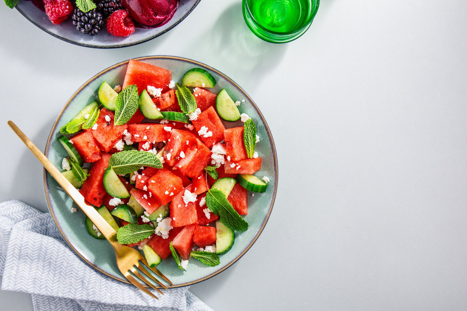 Nahaufnahme einer Salatschüssel mit Gurken- und Melonenstücken