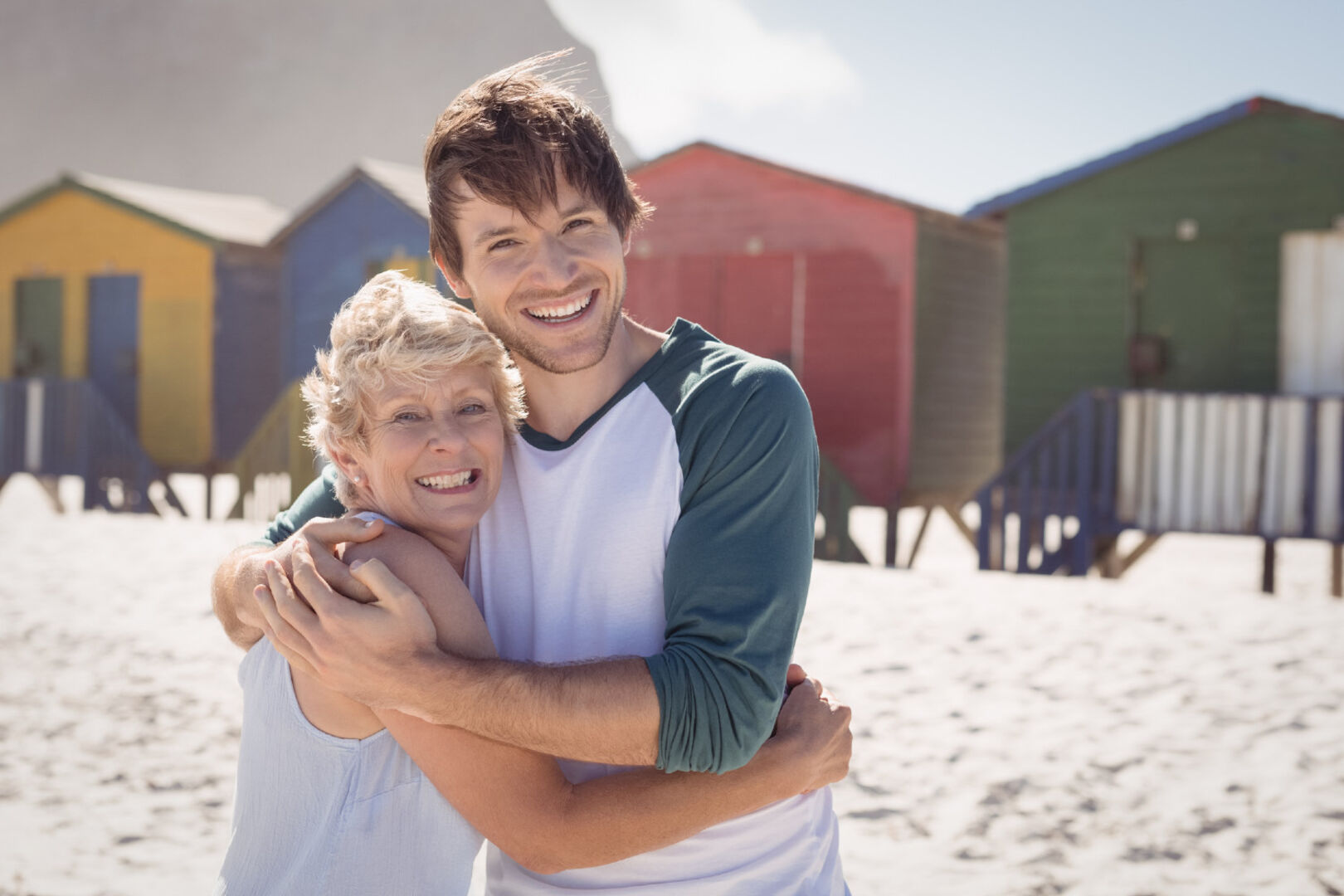 Junger Mann umarmt ältere Frau | Credit: iStock.com/Wavebreakmedia