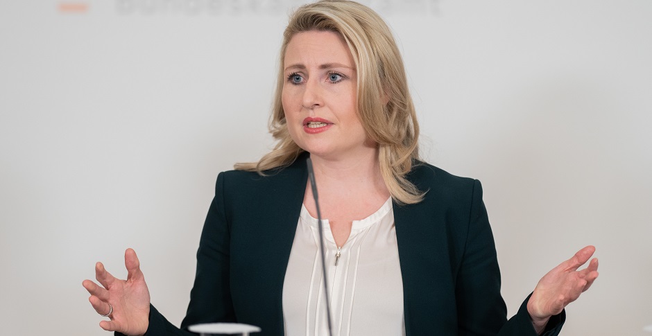 Familienministerin Susanne Raab bei einer Pressekonferenz.