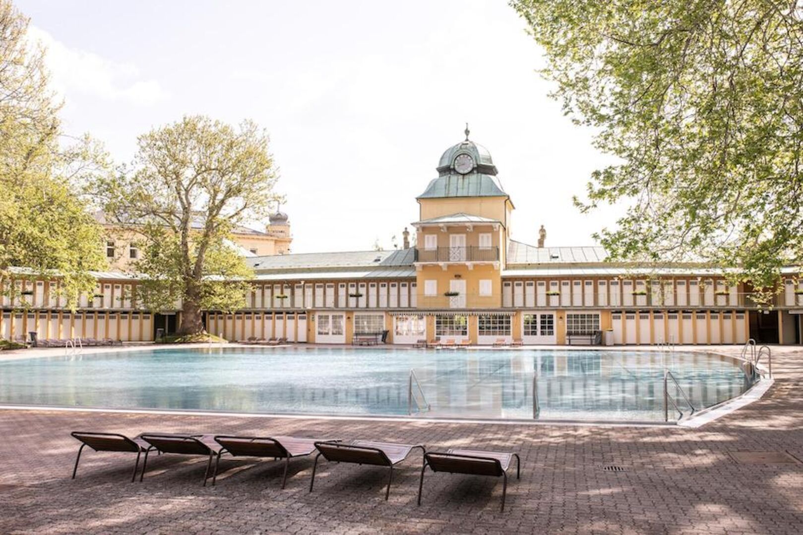 Schwimmender Salon