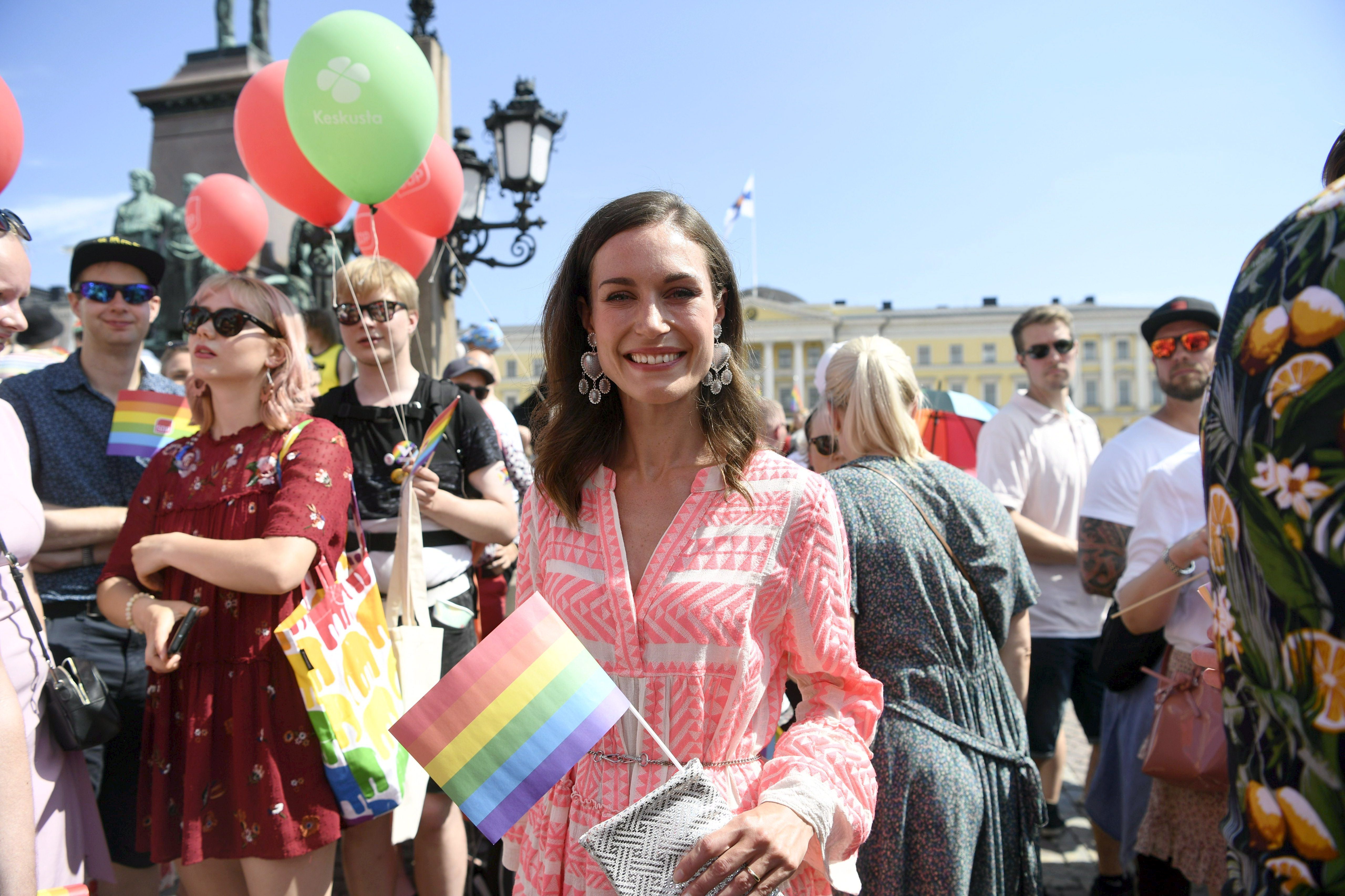 Auf einer Parade mit Regenbogenfahne aus Papier