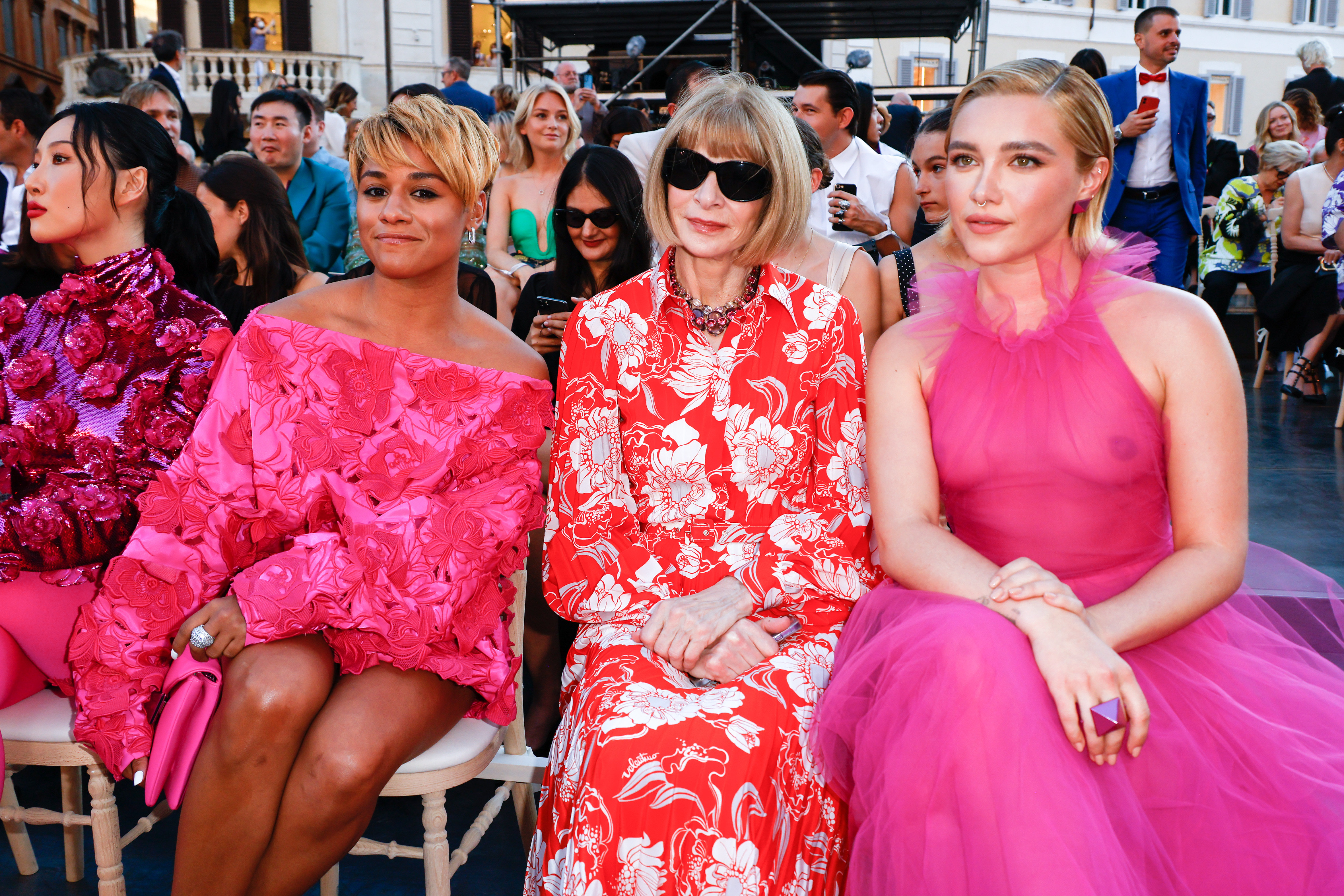 Florence Pugh an der Seite von "Vogue"-Chefin Anna Wintour und Musikerin Ariana DeBose