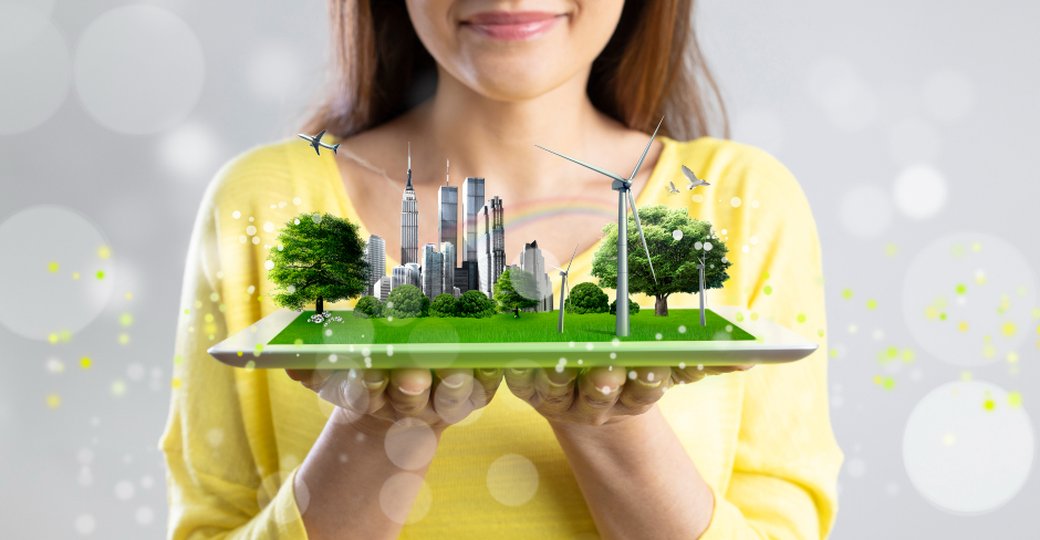 Junge Frau hält das Modell einer Öko-Stadt in ihren Händen | Credit: iStock.com/eternalcreative