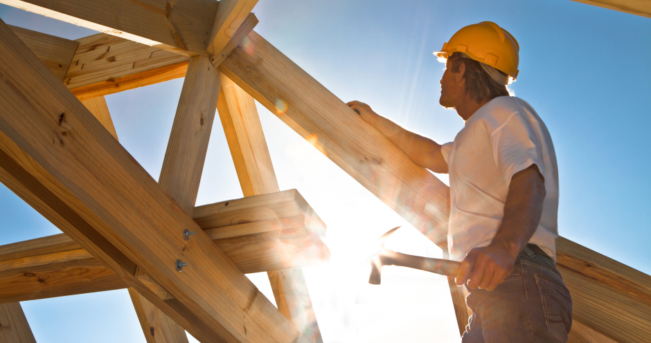 Bauarbeiter fertigt Dachstuhl aus Holz | Credit: iStock.com/sculpies