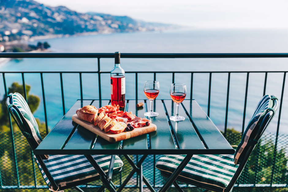 Blick auf die Küstenregion von Cinque Terre von der Terrasse eines Lokals aus | Credit: iStock.com/wmaster890