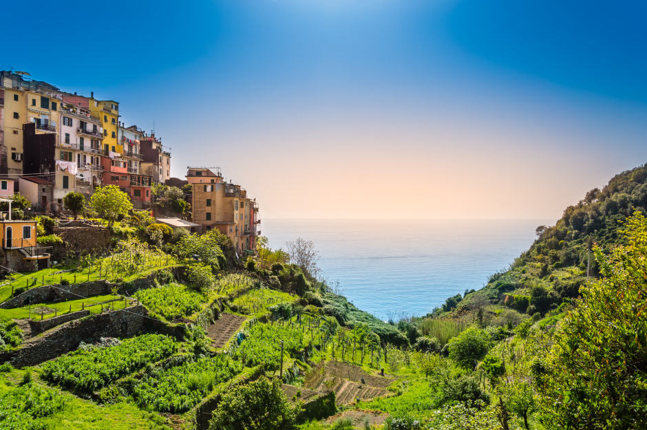 Panoramablick auf die Küste von Corniglia | Credit: iStock.com/Julia Lavrinenko