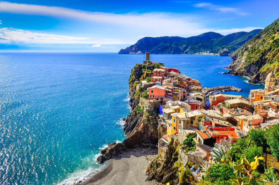 Panoramablick auf die Küste von Vernazza | Credit: iStock.com/MartinM303