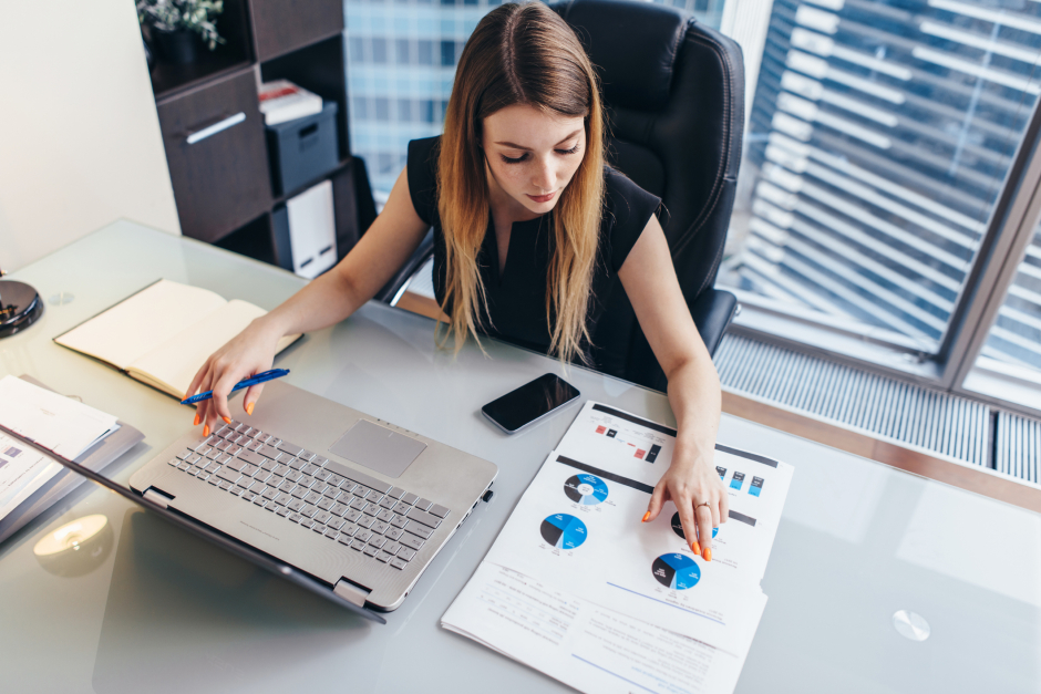 Junge Frau am Computer | Credit: iStock.com/undrey